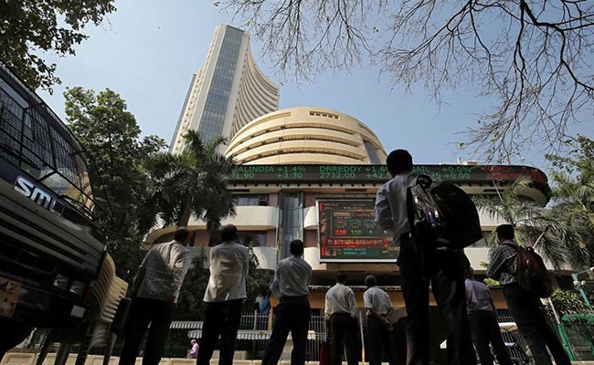 Sensex falls on F&O closing day, Nifty lags behind 17,200