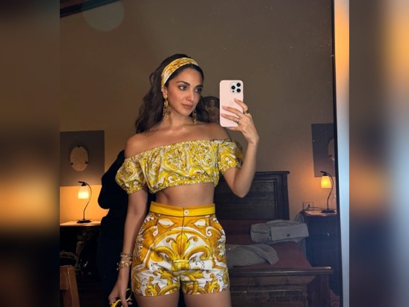 Kiara Advani Shows Off ‘Mama’ ID in Stunning Diamond Pendant: A New Mom’s Touch of Glam!