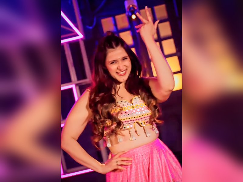 Mannara Chopra Dazzles in Navratri Dance Video: Watch Her Festive Moves! Mannara Chopra Dazzles in Navratri Dance Video: Watch Her Festive Moves!