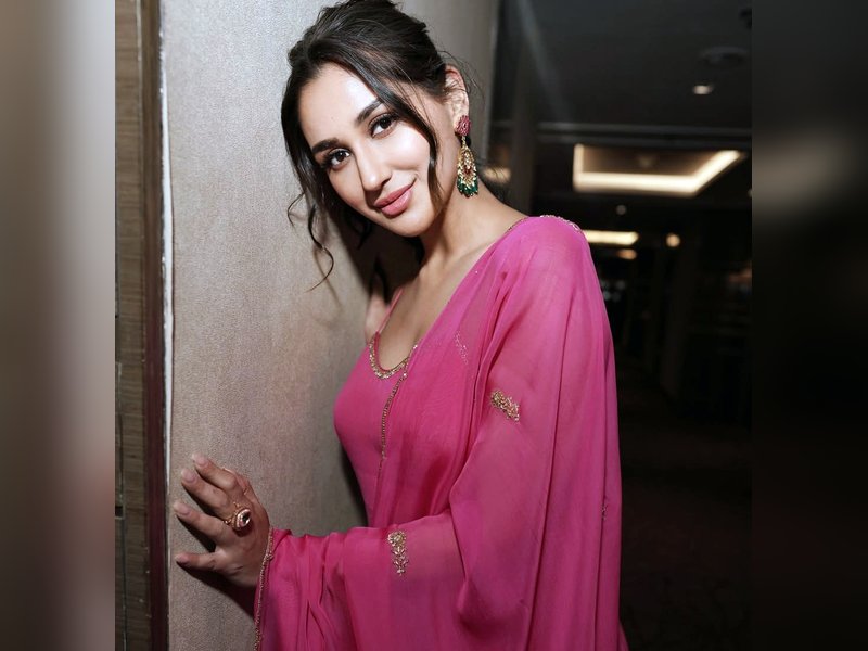 Nikita Dutta Rides Mumbai’s New Coastline: Advocates for Cleanliness and Better Access!
