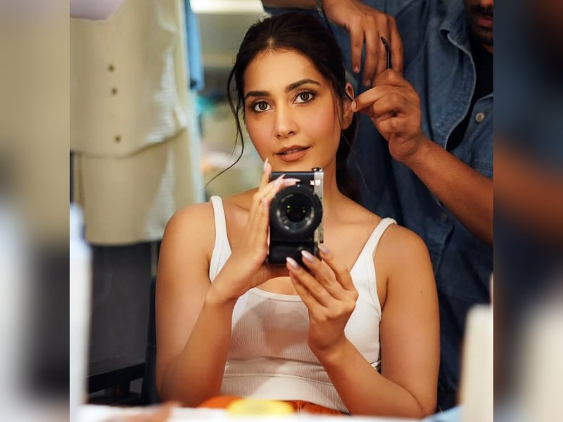 Raashii Khanna Unveils Quirky Love Triangle on ‘Telusu Kada’ Set!
