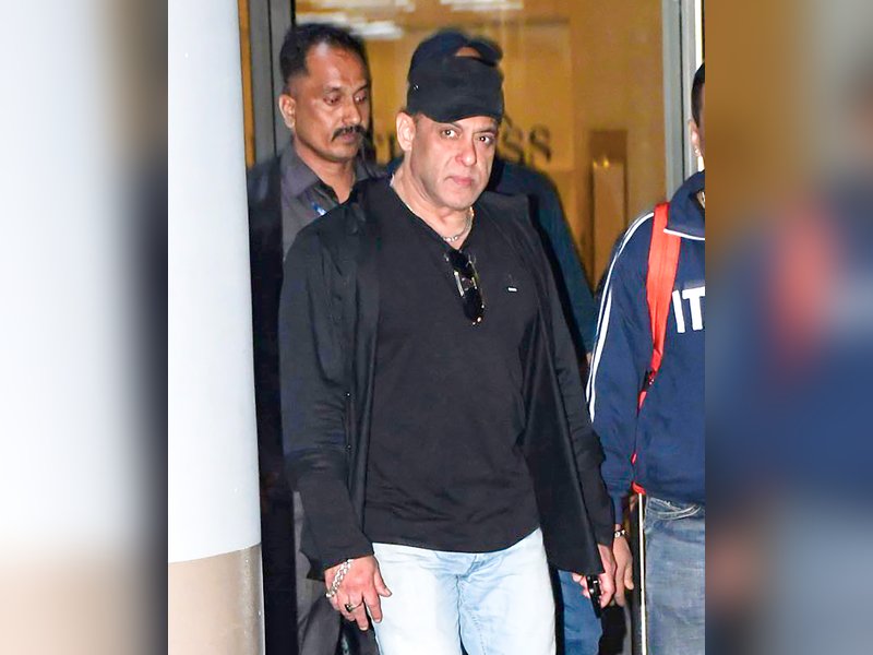 Salman Khan Dazzles with Fresh Clean-Shaven Look on Mumbai Arrival!
