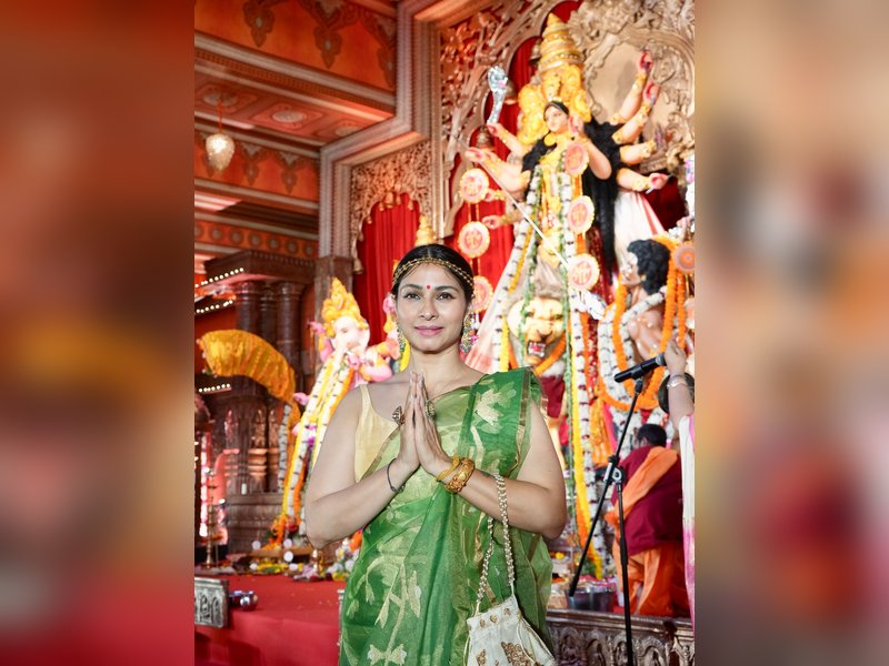 Tanishaa Mukherjee Honors Late Father and Debu Kaka in Heartfelt Durga Puja 2025 Tribute