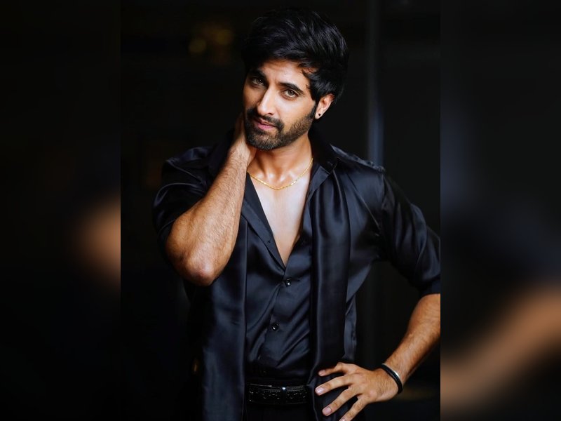Diwali Delight: Akshay Oberoi Whips Up Homemade Pizza for Family Celebration! Diwali Delight: Akshay Oberoi Whips Up Homemade Pizza for Family Celebration!