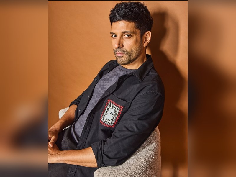 Farhan Akhtar Steps into Host Role on ‘KBC,’ Leaves Big B and Dad Javed Akhtar on Edge!