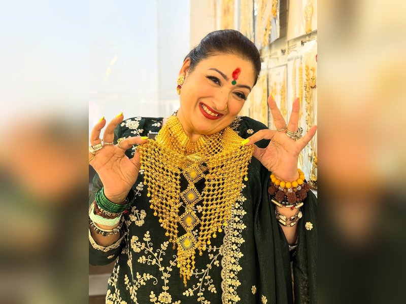 Govinda Surprises Wife Sunita Ahuja with Stunning Gold Necklace on Karwa Chauth!