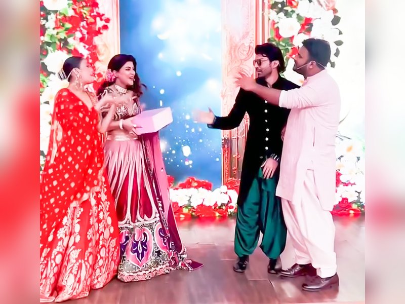 Hina Khan & Isha Malviya Dance to Madhuri-Salman’s Iconic “Hum Aapke Hain Kaun” Tune!