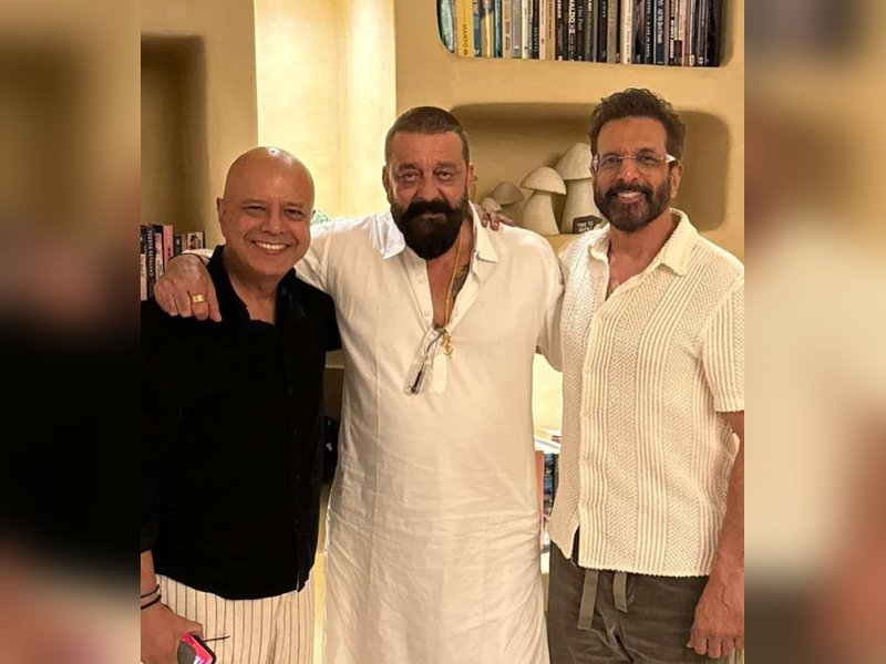 “Jaaved Jaaferi and Sanjay Dutt Reunite: Nostalgia Alert for ‘Dhamaal’ Fans! Naved Jafri Shares Throwback Pic”