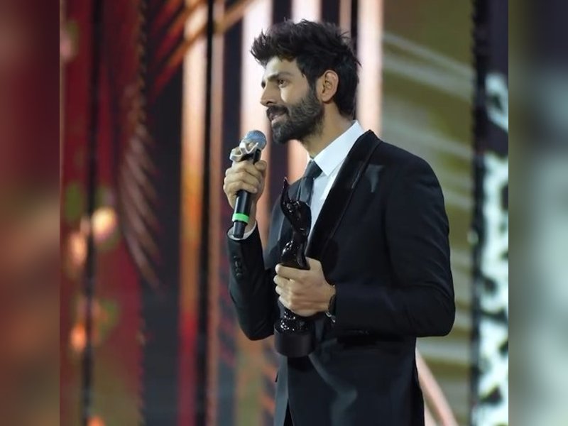Kartik Aaryan Moves to Tears Receiving Filmfare Best Actor Award with Parents by His Side