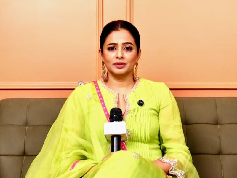 Priyamani Shares Why Co-Stars Need to Stay Alert with Manoj Bajpayee On Set! Priyamani Shares Why Co-Stars Need to Stay Alert with Manoj Bajpayee On Set!