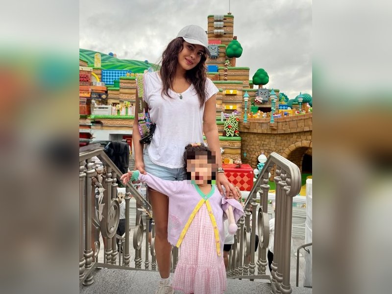 Priyanka Chopra Hilariously Stops Daughter Malti from Racing to Daddy Nick Jonas on Stage! Priyanka Chopra Hilariously Stops Daughter Malti from Racing to Daddy Nick Jonas on Stage!