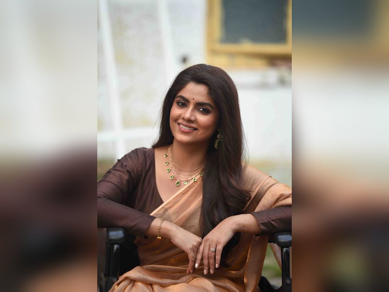 Sayantani Ghosh Defies Injury to Film ‘Jagadhatri’: “The Show Must Go On!” Sayantani Ghosh Defies Injury to Film ‘Jagadhatri’: “The Show Must Go On!”