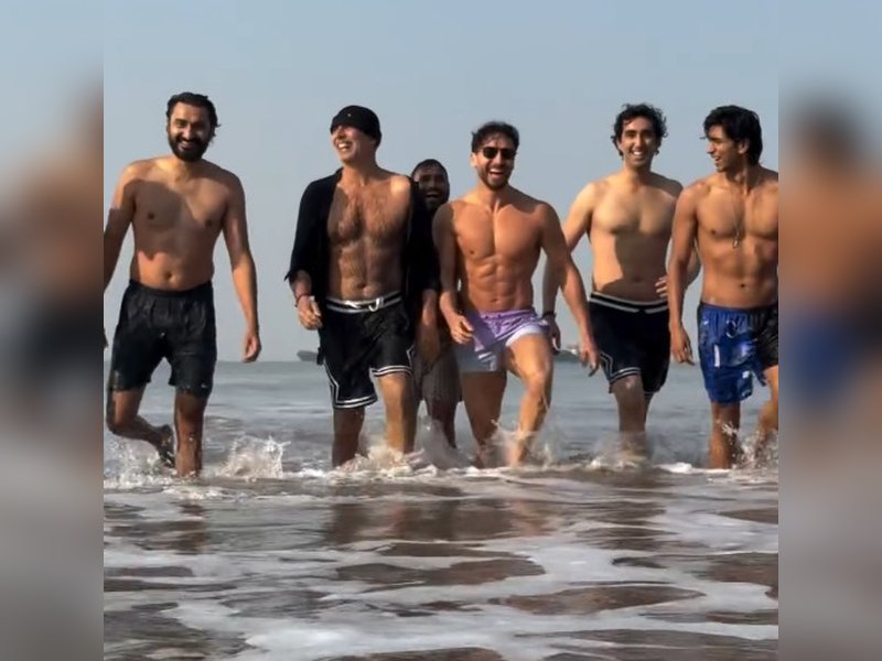Akshay Kumar & Tiger Shroff Showcase Chiseled Abs at Juhu Beach for ‘Ocean’s 9’
