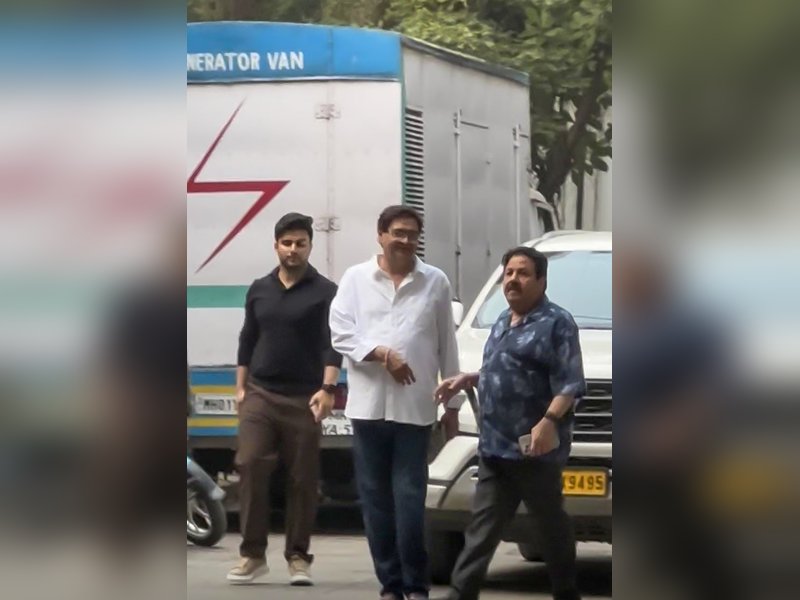 Allu Arjun’s Father Allu Aravind Offers Condolences to Deol Family After Dharmendra’s Passing