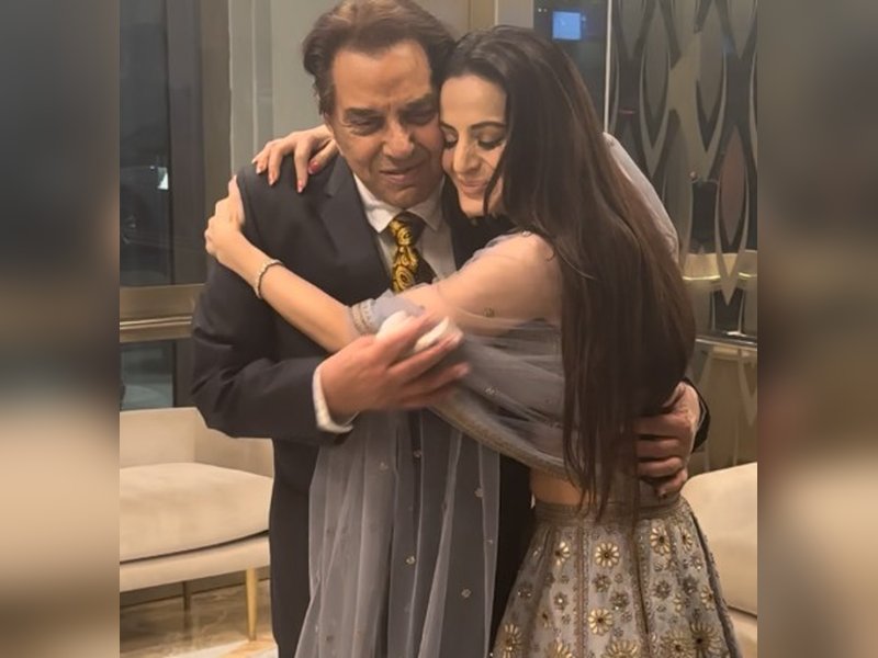 Ameesha Patel’s Heartfelt Tribute to Dharmendra: “Arrey Meri Sakina” Moments Shared! Ameesha Patel’s Heartfelt Tribute to Dharmendra: “Arrey Meri Sakina” Moments Shared!