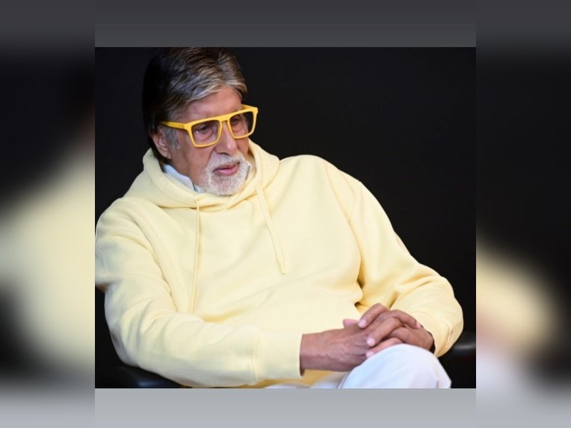 Amitabh Bachchan Pays Heartfelt Tribute to Dharmendra: “Another Valiant Giant Has Left Us”