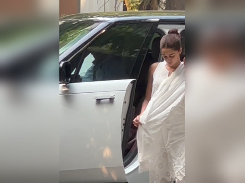 Ananya Panday and Farah Khan Pay Tribute at Deol Home After Dharmendra’s Passing