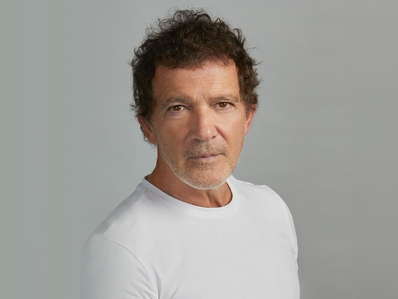Antonio Banderas Reveals Daily Fish Cleaning Routine on Anthony Bourdain Biopic Set Antonio Banderas Reveals Daily Fish Cleaning Routine on Anthony Bourdain Biopic Set