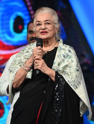 Asha Parekh Pays Heartfelt Tribute at Dharmendra’s Home Amidst Loss