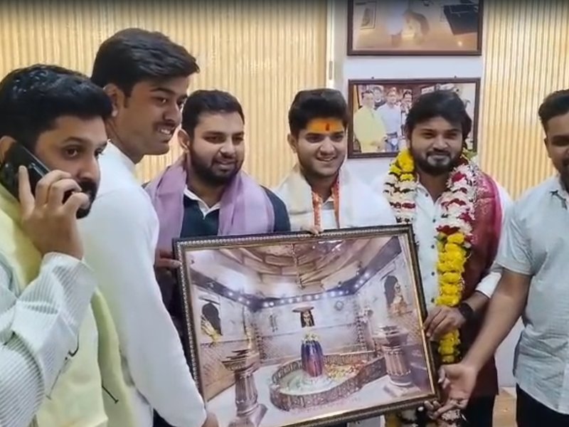 BB 19’s Mridul Tiwari Visits Ujjain’s Mahakal Temple, Draws Spiritual Energy from the Divine!