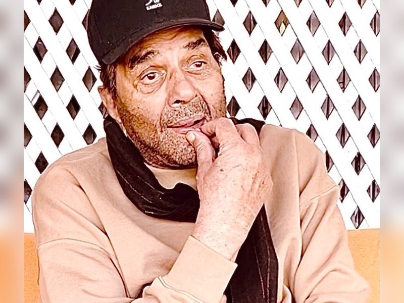 End of an Era: Nitin Gadkari Mourns the Loss of Dharmendra