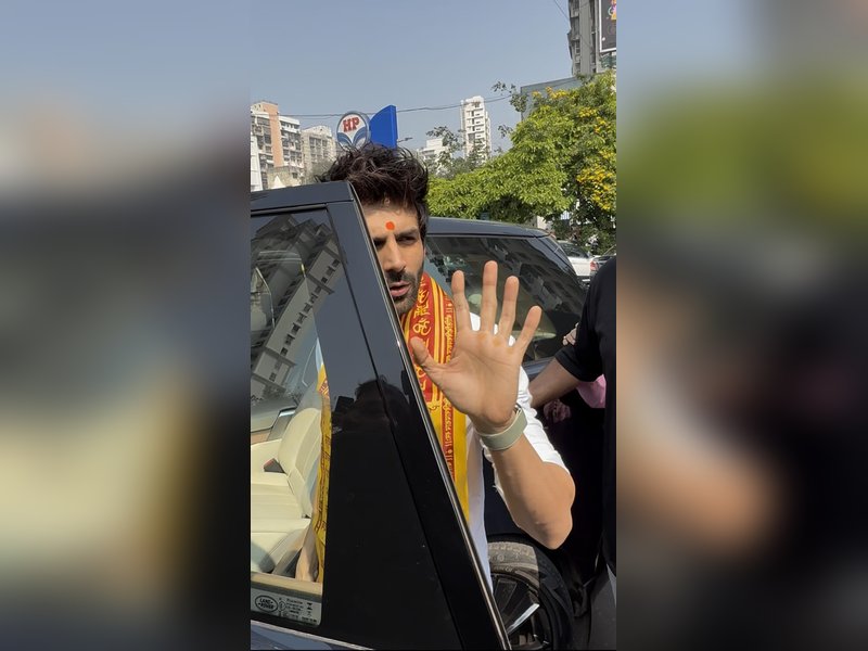 Kartik Aaryan Celebrates Birthday at Siddhivinayak Temple, Fans Go Wild! Kartik Aaryan Celebrates Birthday at Siddhivinayak Temple, Fans Go Wild!