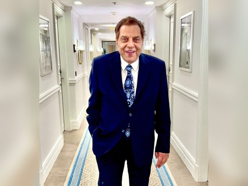 Madhuri Dixit, Anushka Sharma & More Bollywood Stars Honor Late Dharmendra’s Legacy