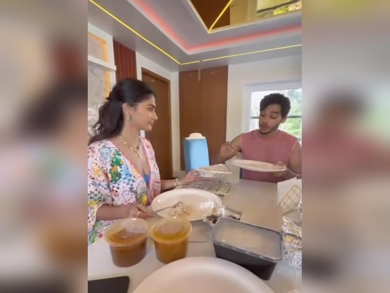 Pooja Hegde Receives ‘Royal’ Treatment from Ishaan Khatter: A Star-Studded Encounter! Pooja Hegde Receives ‘Royal’ Treatment from Ishaan Khatter: A Star-Studded Encounter!