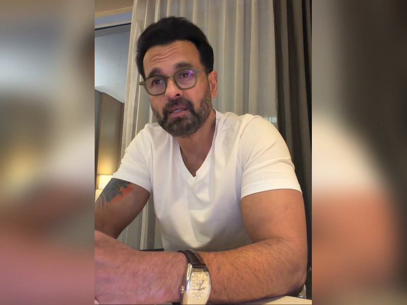 Rohit Roy’s Heartfelt Tribute: A Soulful Cover of Kishore Kumar’s ‘Zindagi Ke Safar Mein…’ Rohit Roy’s Heartfelt Tribute: A Soulful Cover of Kishore Kumar’s ‘Zindagi Ke Safar Mein…’