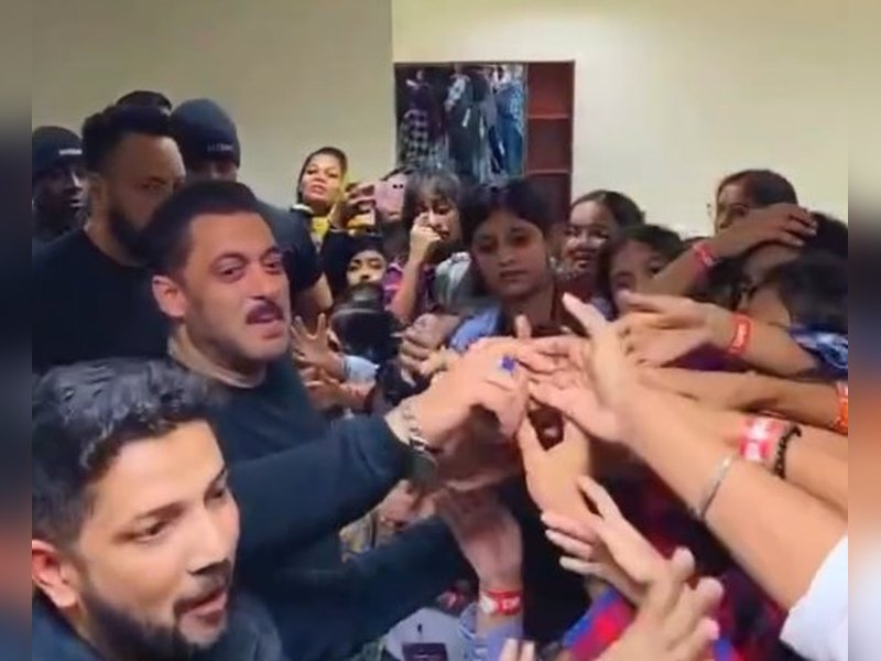 Salman Khan Joyfully Celebrates Children’s Day with Adoring Young Fans! Salman Khan Joyfully Celebrates Children’s Day with Adoring Young Fans!
