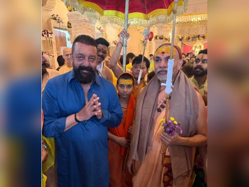 Sanjay Dutt Seeks Blessings from Shankaracharya Swami Avimukteshwaranand in Inspiring Meeting Sanjay Dutt Seeks Blessings from Shankaracharya Swami Avimukteshwaranand in Inspiring Meeting