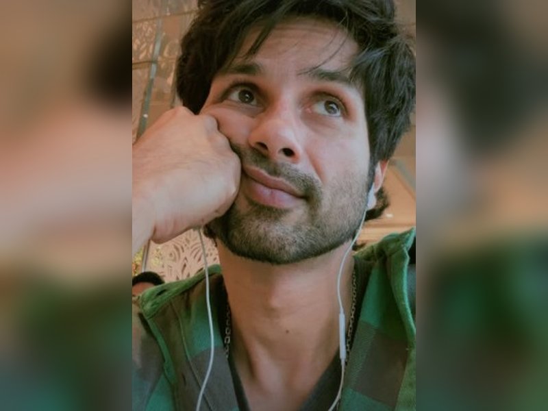 Shahid Kapoor Inspires Fans Amid Flight Delay with Uplifting Words!