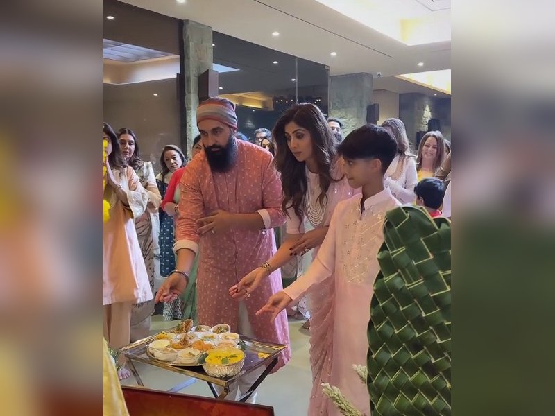 Shilpa Shetty Expresses Gratitude as She Brings Home Sacred Sai Baba Kafni and Paduka Shilpa Shetty Expresses Gratitude as She Brings Home Sacred Sai Baba Kafni and Paduka