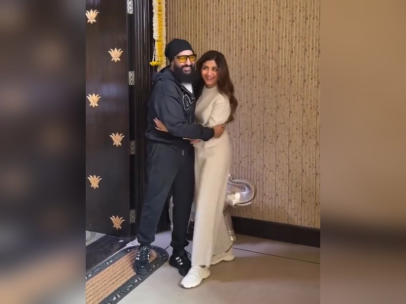 Shilpa Shetty’s Touching Anniv Note for Raj Kundra: “Still Spinning in Love” Shilpa Shetty’s Touching Anniv Note for Raj Kundra: “Still Spinning in Love”