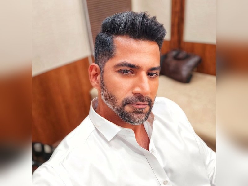 Vivan Bhathena Claims Farhan Akhtar Was Never a Producer on ‘120 Bahadur’ Sets Vivan Bhathena Claims Farhan Akhtar Was Never a Producer on ‘120 Bahadur’ Sets