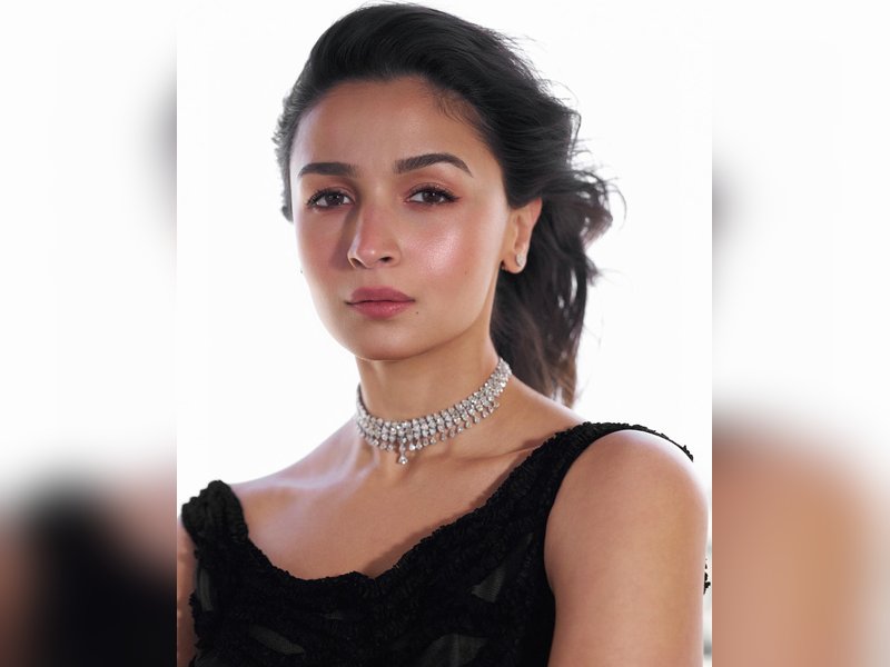Alia Bhatt Dazzles in Jeddah at Red Sea Film Festival, Showcasing Timeless Glamour and Charm