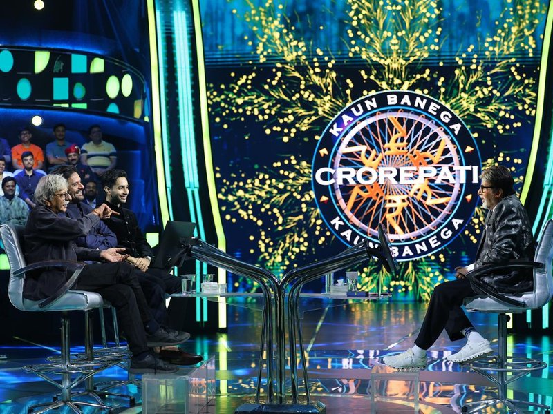 Amitabh Bachchan Gets Emotional on KBC, Honors Dharmendra in Heartfelt Tribute to a Cinema Legend