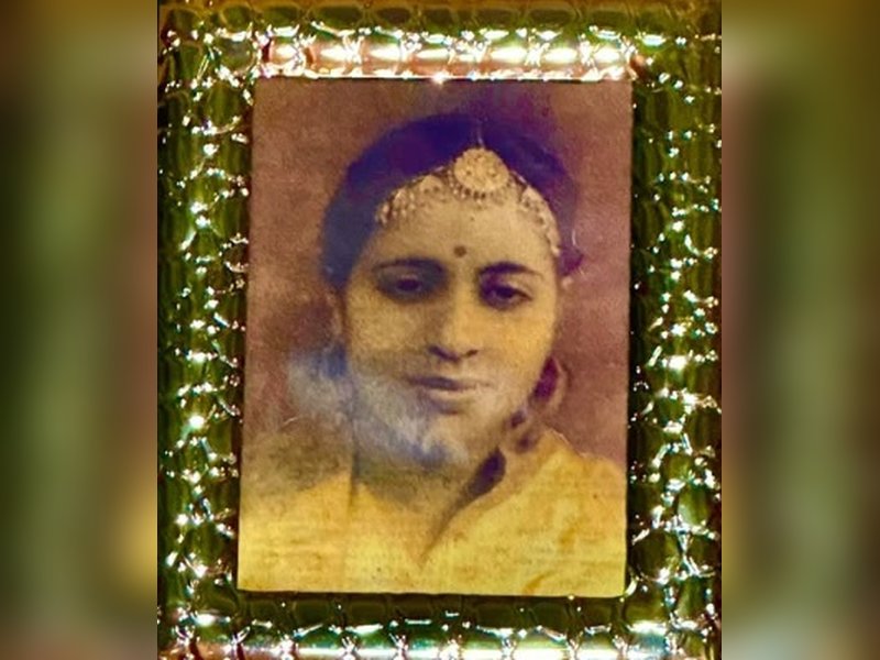 Amitabh Bachchan Honors Late Mother Teji Bachchan on Her 18th Death Anniversary with Heartfelt Tribute Amitabh Bachchan Honors Late Mother Teji Bachchan on Her 18th Death Anniversary with Heartfelt Tribute