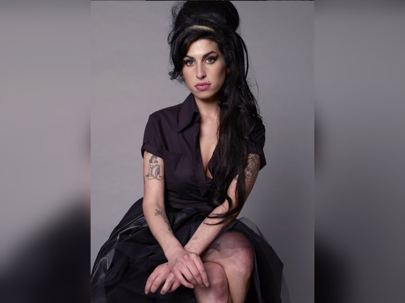 Amy Winehouse’s father apologizes in court while suing her friends over auction item profits.