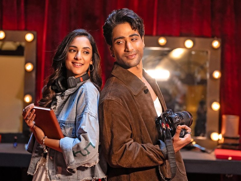 Arijit Singh’s new romantic song “Fitratein” captures love and hope—experience the magic!