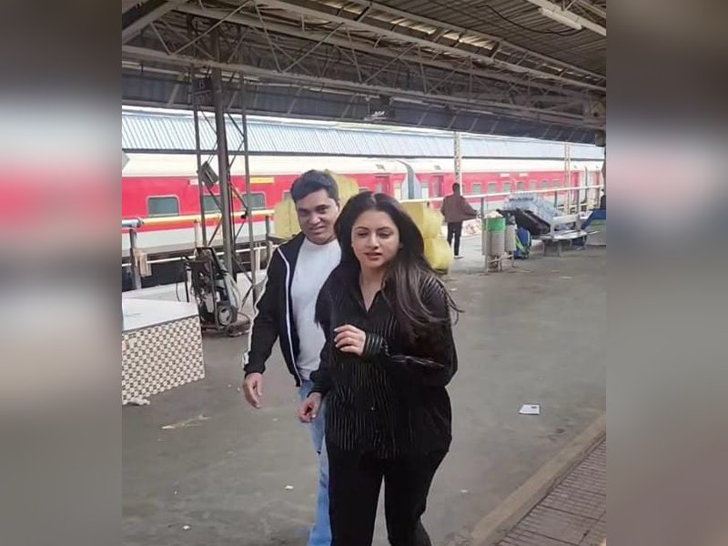 Bhagyashree Enjoys Last Days of 2025 with a Scenic Train Journey and Spiritual Retreat in Banaras
