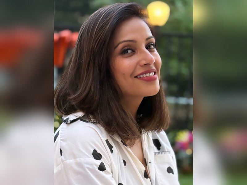 Bipasha Basu shares a cheerful moment, living her ‘best French girl life’ with a smiley pic.