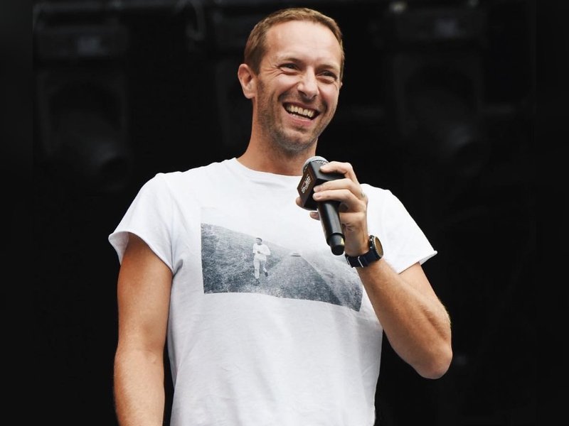 Chris Martin surprises a couple with a live performance on their wedding day