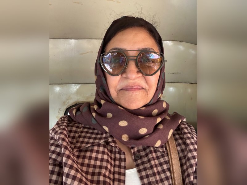 Deepti Naval Makes a Splash: Rides Auto Rickshaw to Lunch at Luxe 5-Star Hotel! Deepti Naval Makes a Splash: Rides Auto Rickshaw to Lunch at Luxe 5-Star Hotel!