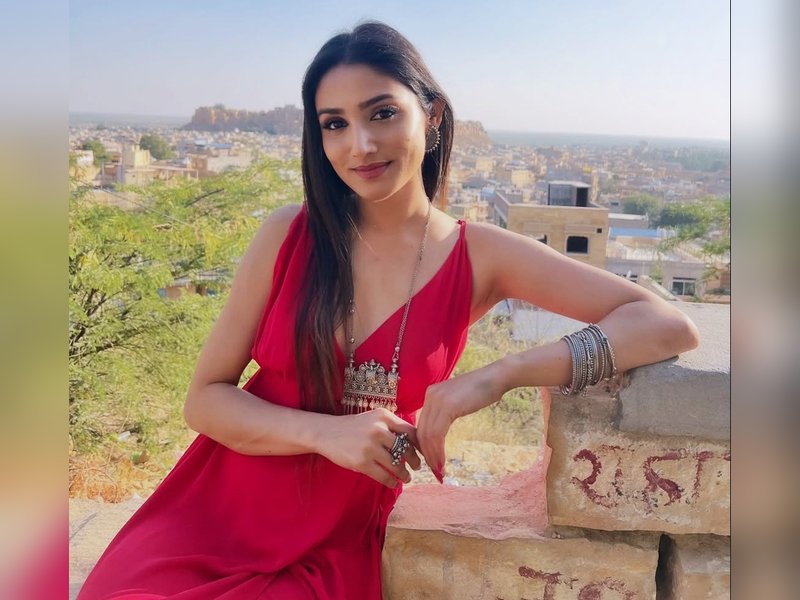 Donal Bisht reveals shocking details of her recent car accident on the Western Express Highway. Donal Bisht reveals shocking details of her recent car accident on the Western Express Highway.
