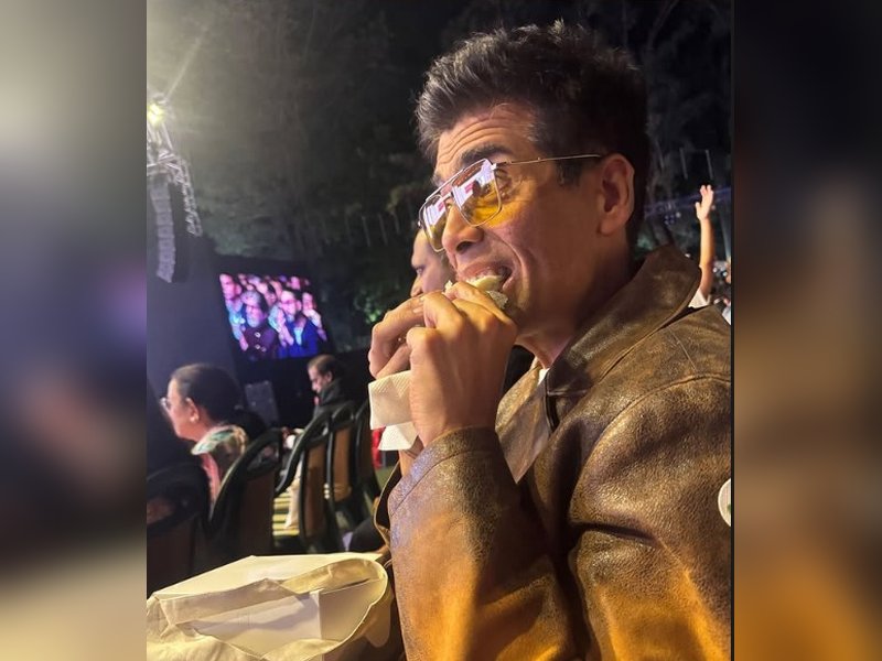 Kareena Kapoor’s witty comeback to Karan Johar after he posted a video of her enjoying a samosa. Kareena Kapoor’s witty comeback to Karan Johar after he posted a video of her enjoying a samosa.