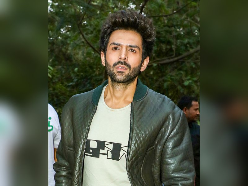 Kartik Aaryan Connects with Filmmaker Darren Aronofsky at Red Sea Film Festival Over Chai and Plans Kartik Aaryan Connects with Filmmaker Darren Aronofsky at Red Sea Film Festival Over Chai and Plans