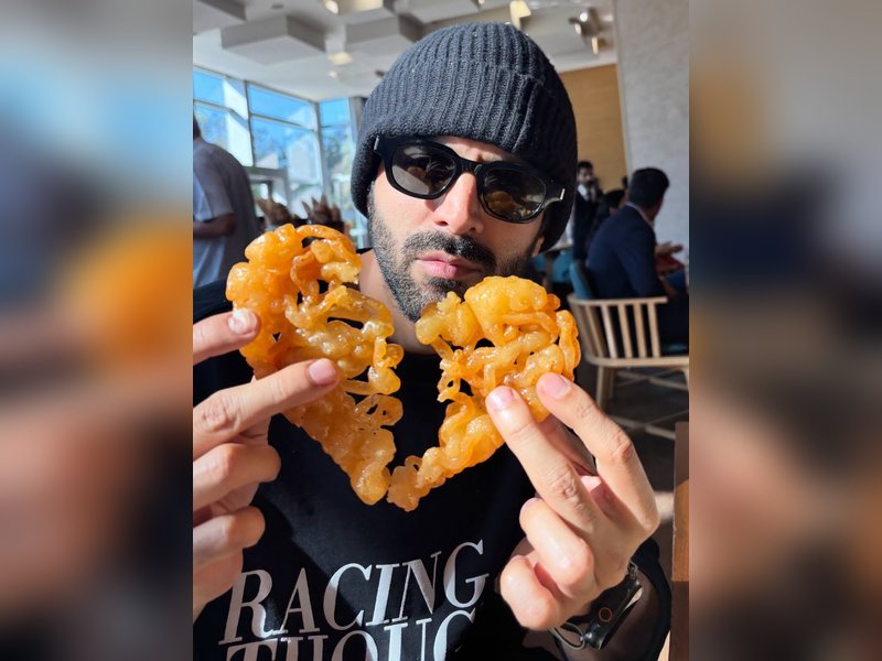 Kartik Aaryan enjoys heart-shaped ‘jalebi’ and ‘fafda’ in Ahmedabad