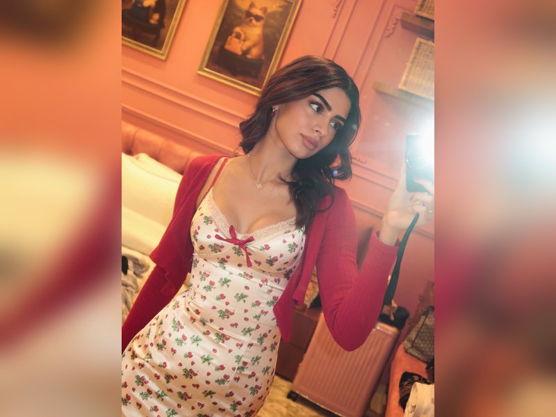 Khushi Kapoor shares sweet bread pudding joys on Instagram, highlighting a fun-filled Christmas celebration.