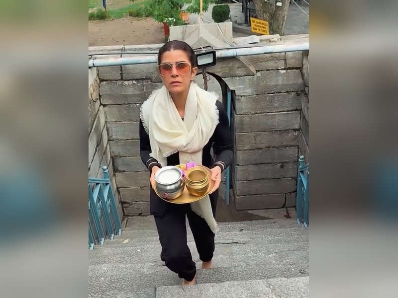 Nimrat Kaur Ends 2025 on a Spiritual Note with a Visit to Srinagar’s Shankaracharya Temple
